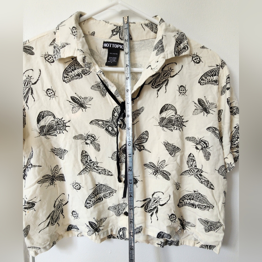 Hot Topic Cream Button Crop Shirt with Black Insect Print (sz small) - Picture 6 of 10